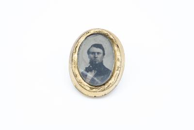 Mourning Jewelry: Broach with Tintype